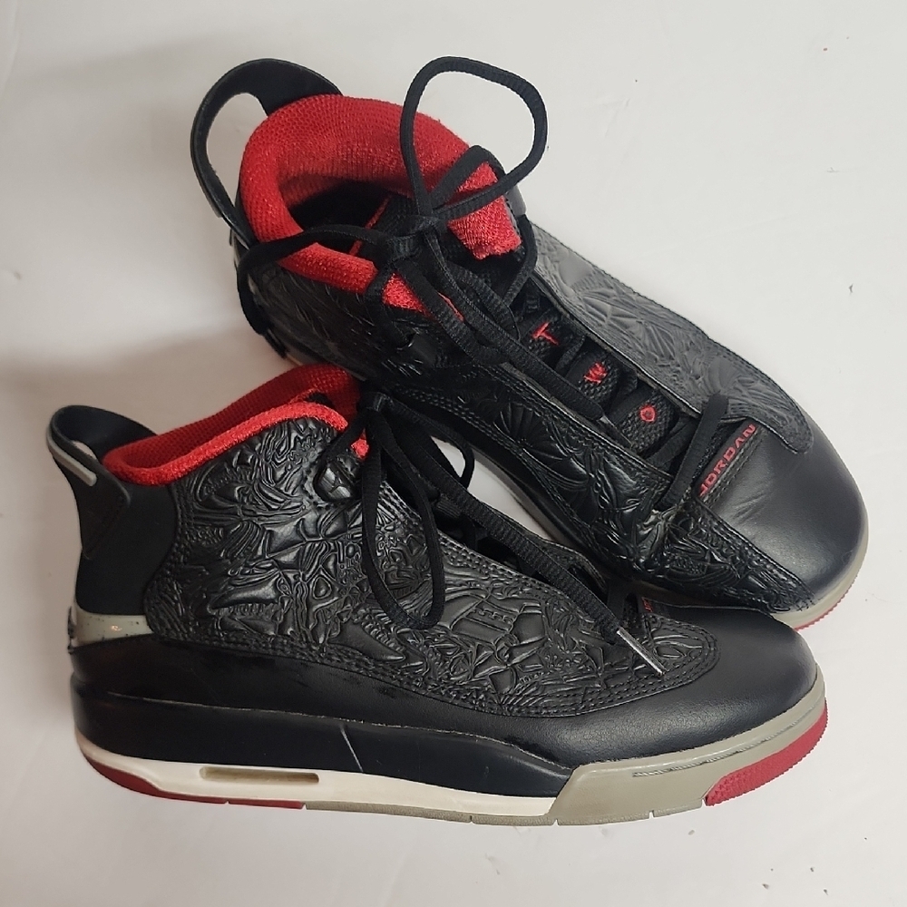 JORDAN TWO RARE Black & Red Embossed High-Top Sneakers Size 6Ywomens 7.5 Mens 6